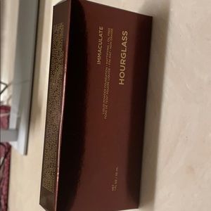 Hourglass Immaculate Foundation